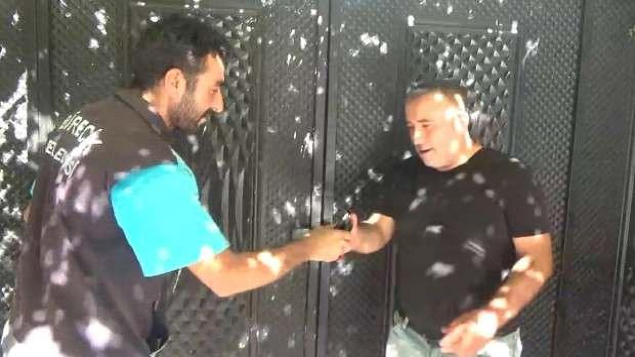 Sokağı temizlerken bulduğu içinde 3 bin euro olan cüzdanı sahibine teslim etti