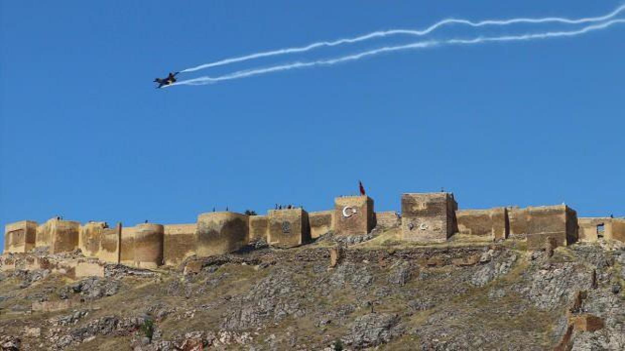 SOLOTÜRK'ten Bayburt'ta nefes kesen gösteri uçuşu