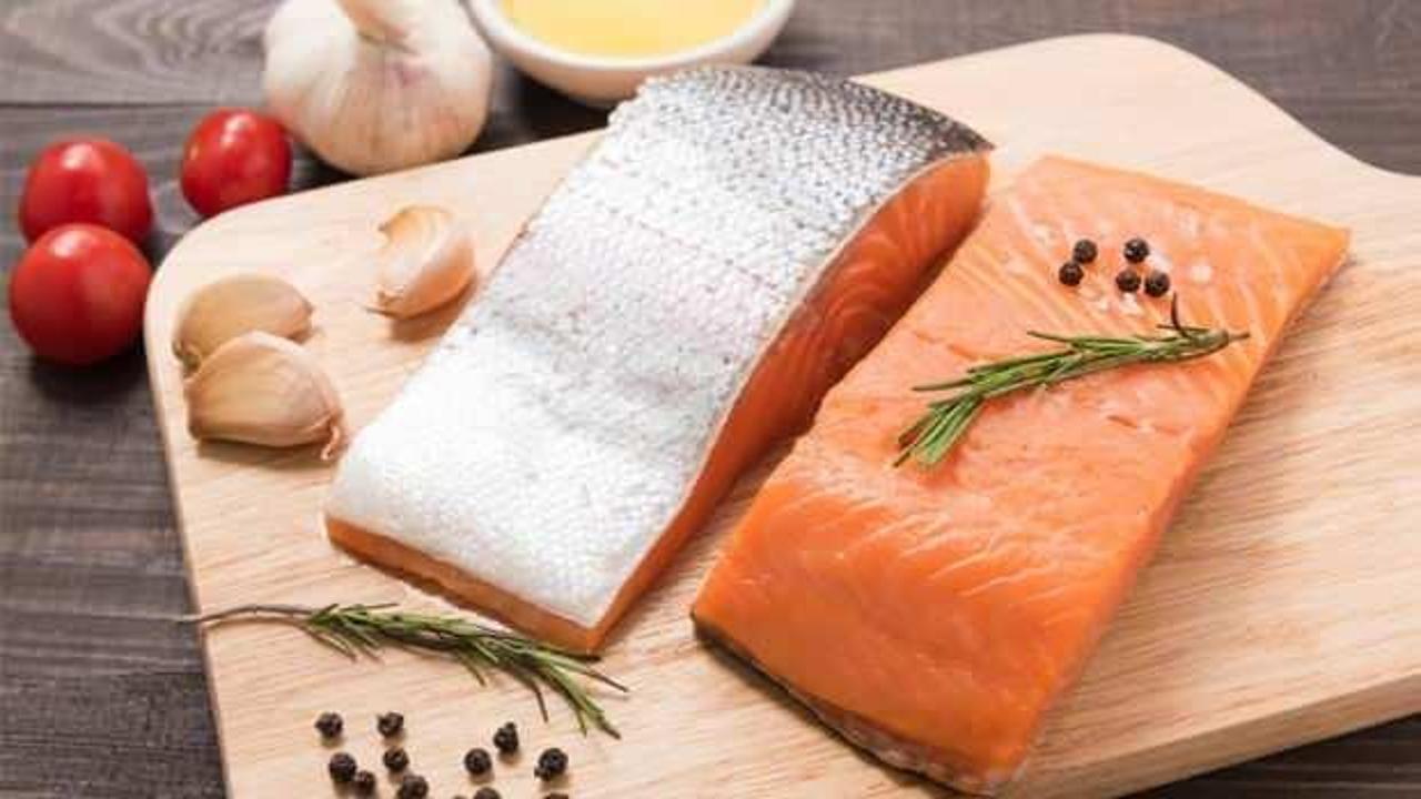 Somon balığının derisi yenir mi? Somon balığının derisi nasıl soyulur?