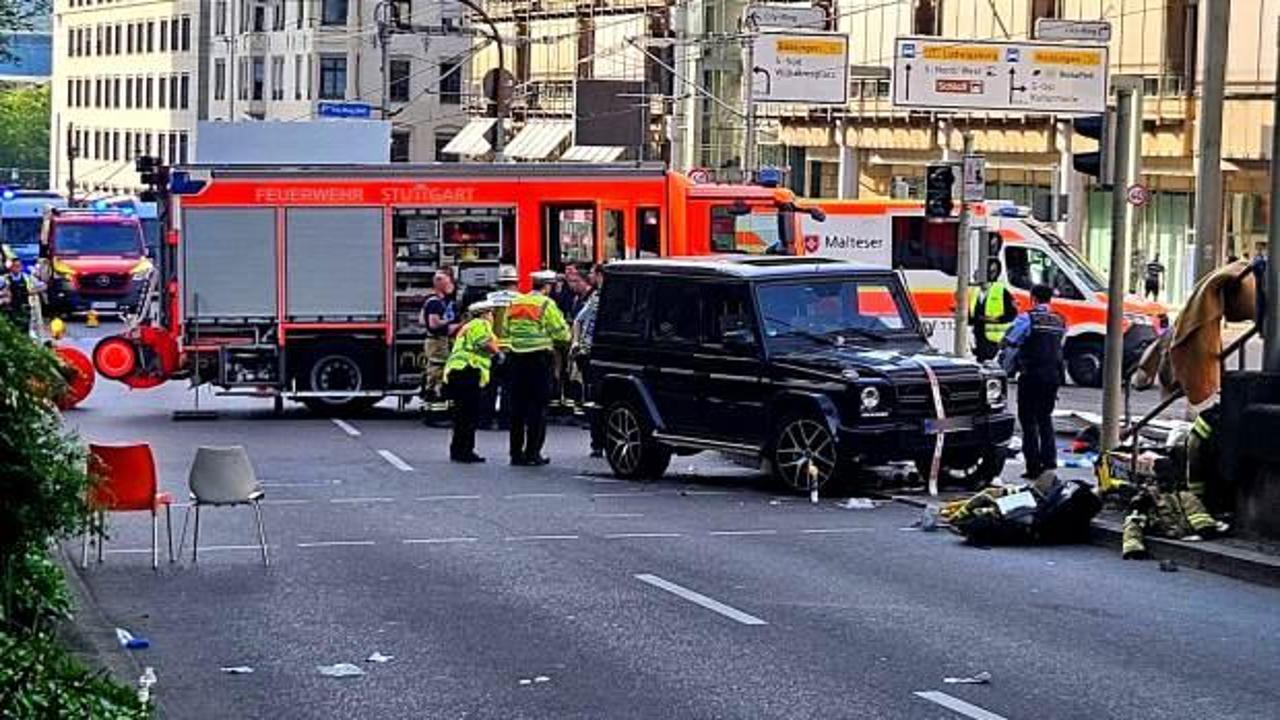 Son dakika: Almanya'da lüks araç kalabalığa daldı! Çok sayıda yaralı var