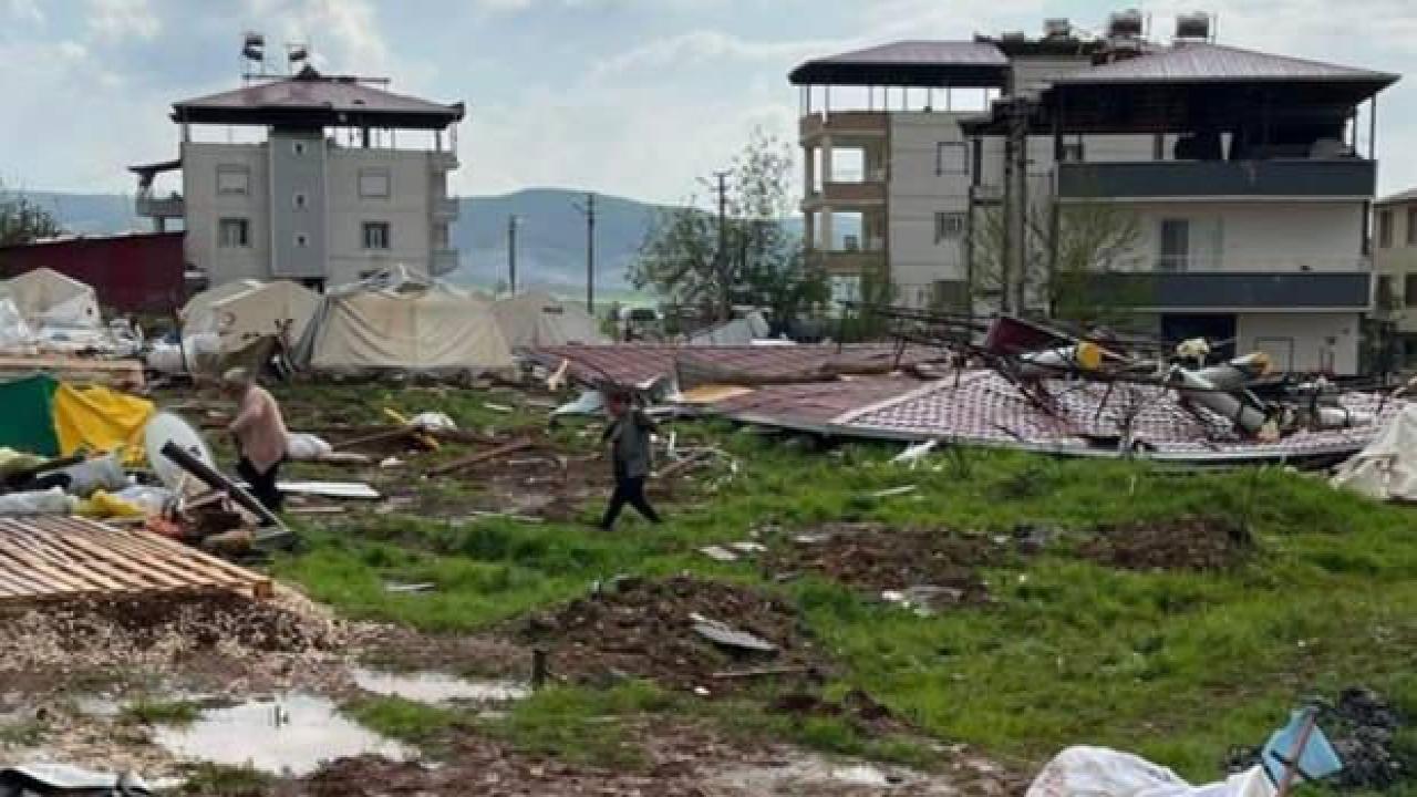 Son Dakika... Kahramanmaraş Pazarcık'ta fırtına çatıları uçurdu: 4 yaralı
