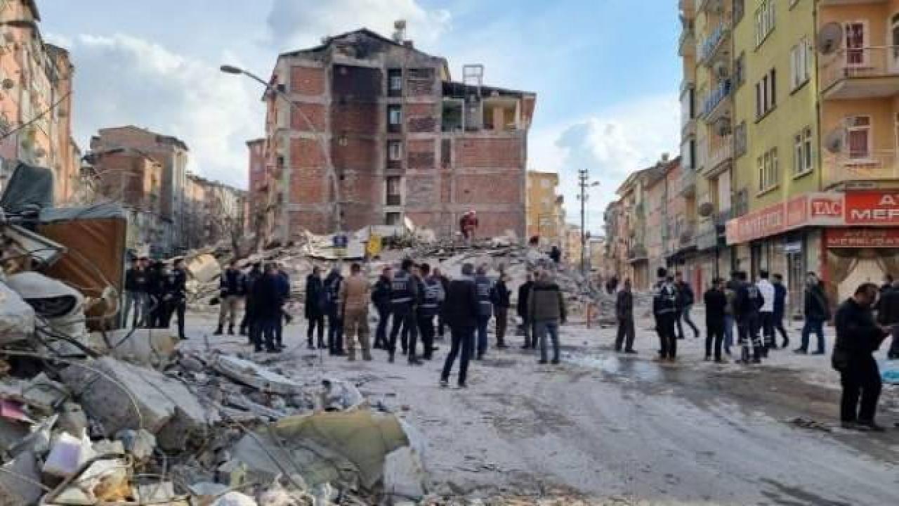 Son dakika! Malatya'da 5 katlı bina çöktü
