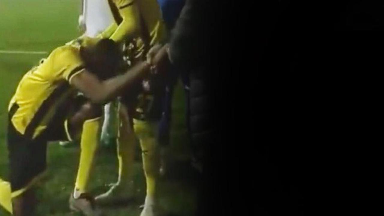 Sosyal medya bunu konuşuyor! Sahadan çıkmamak için başkana diz çöktü