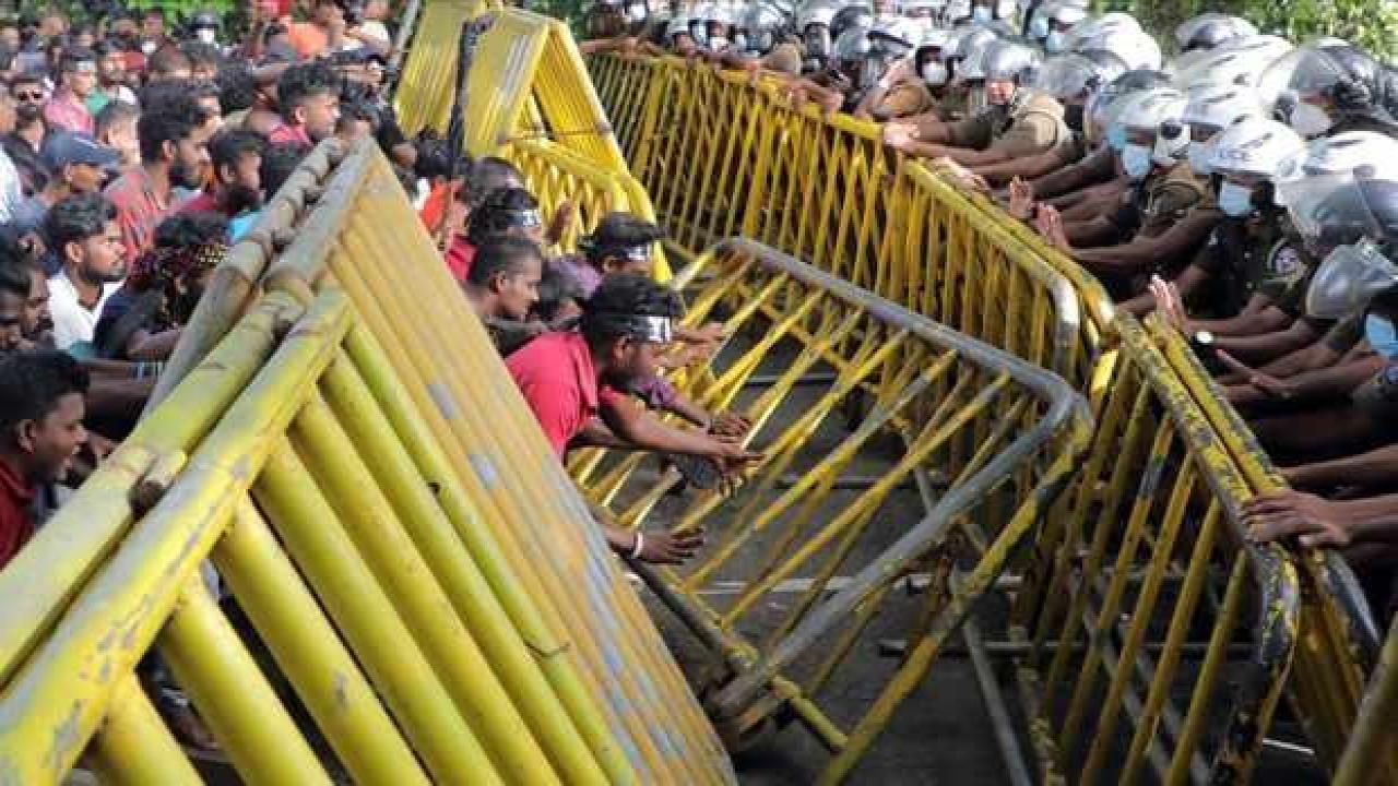 Sri Lanka'da polisten göstericilere göz yaşartıcı gazla müdahale