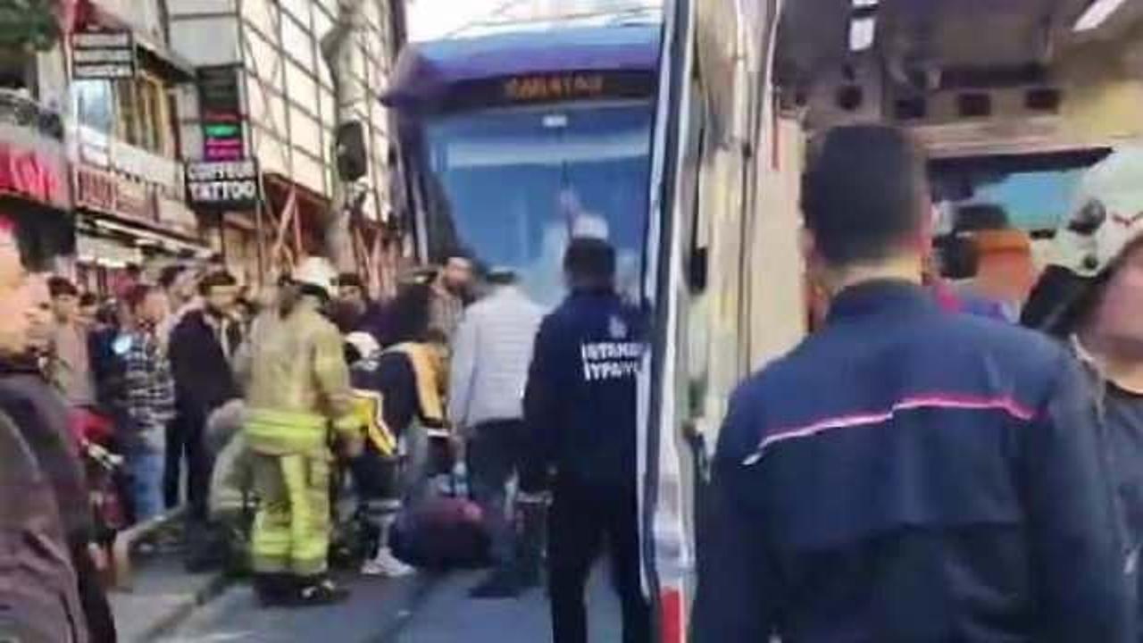 Sultanahmet'te tramvay yayaya çarptı