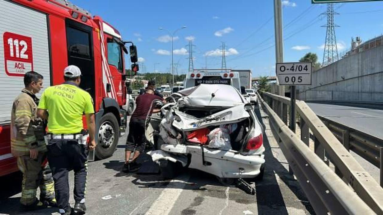 Sultanbeyli TEM Otoyolu'nda TIR otomobile çarptı: 1'i çocuk 2 yaralı