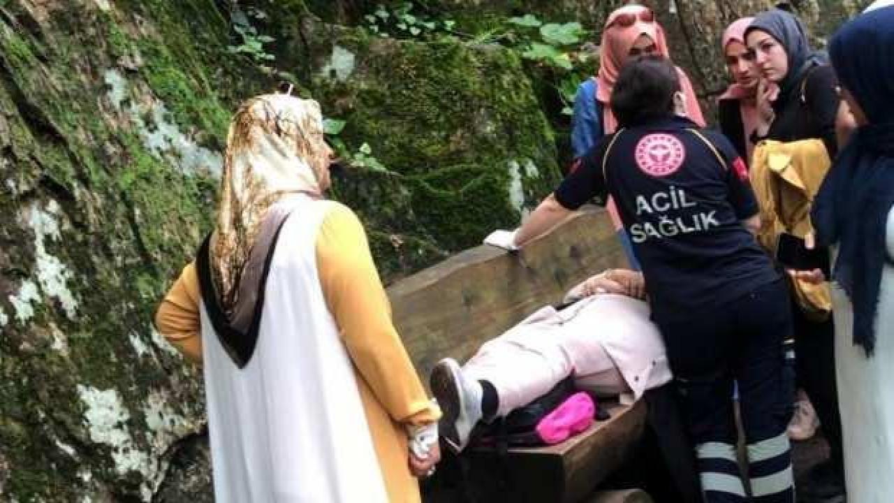 Sümela Manastırı'na gidilen patikada taş düştü; 2 yaralı