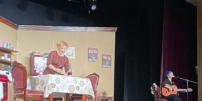Sumru Yavrucuk kapalı gişe oyunuyla Maltepe'de sahne aldı