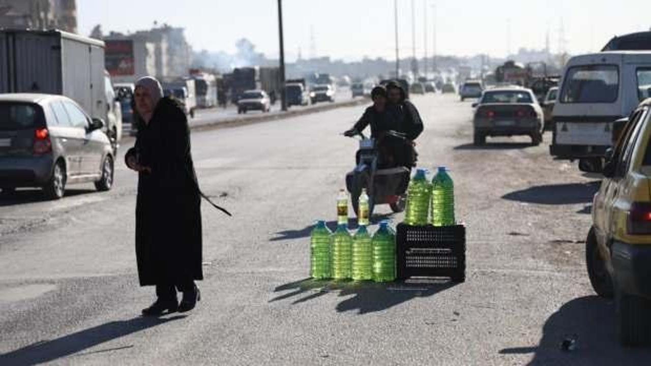 Suriye'de benzini seyyar satıcılar satıyor!