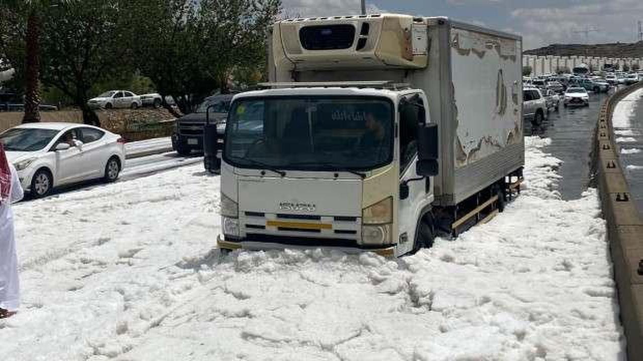 Suudi Arabistan’da dolu yağdı