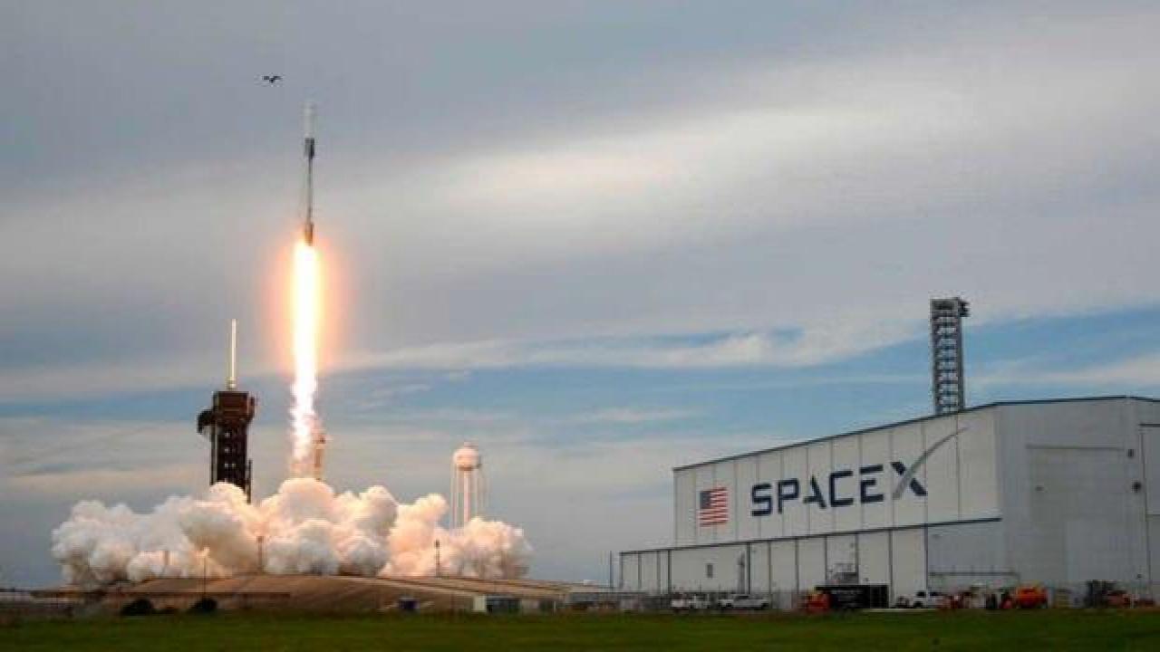 Suudi Arabistan'lı astronotların da bulunduğu uzay mekiği fırlatıldı!