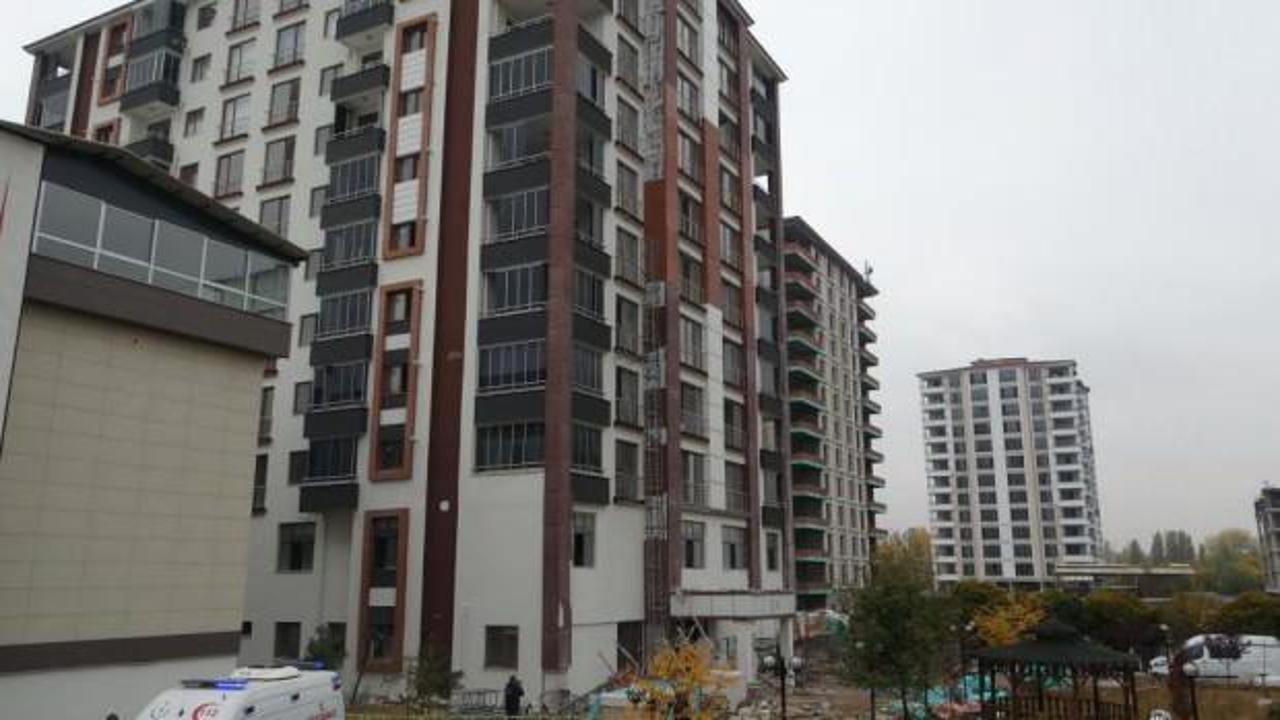Tadilat yapılan binada iskele çöktü: 2 ölü