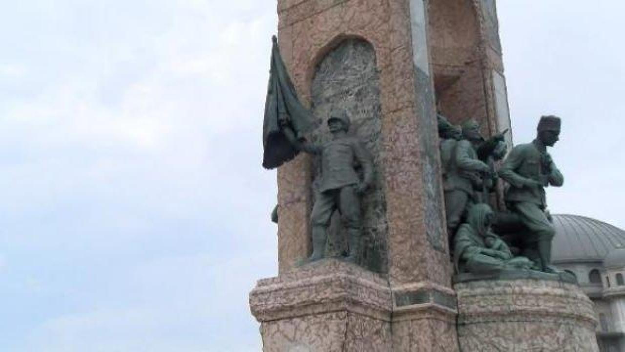 Taksim Cumhuriyet Anıtı'ndaki sancak direği yine kırıldı