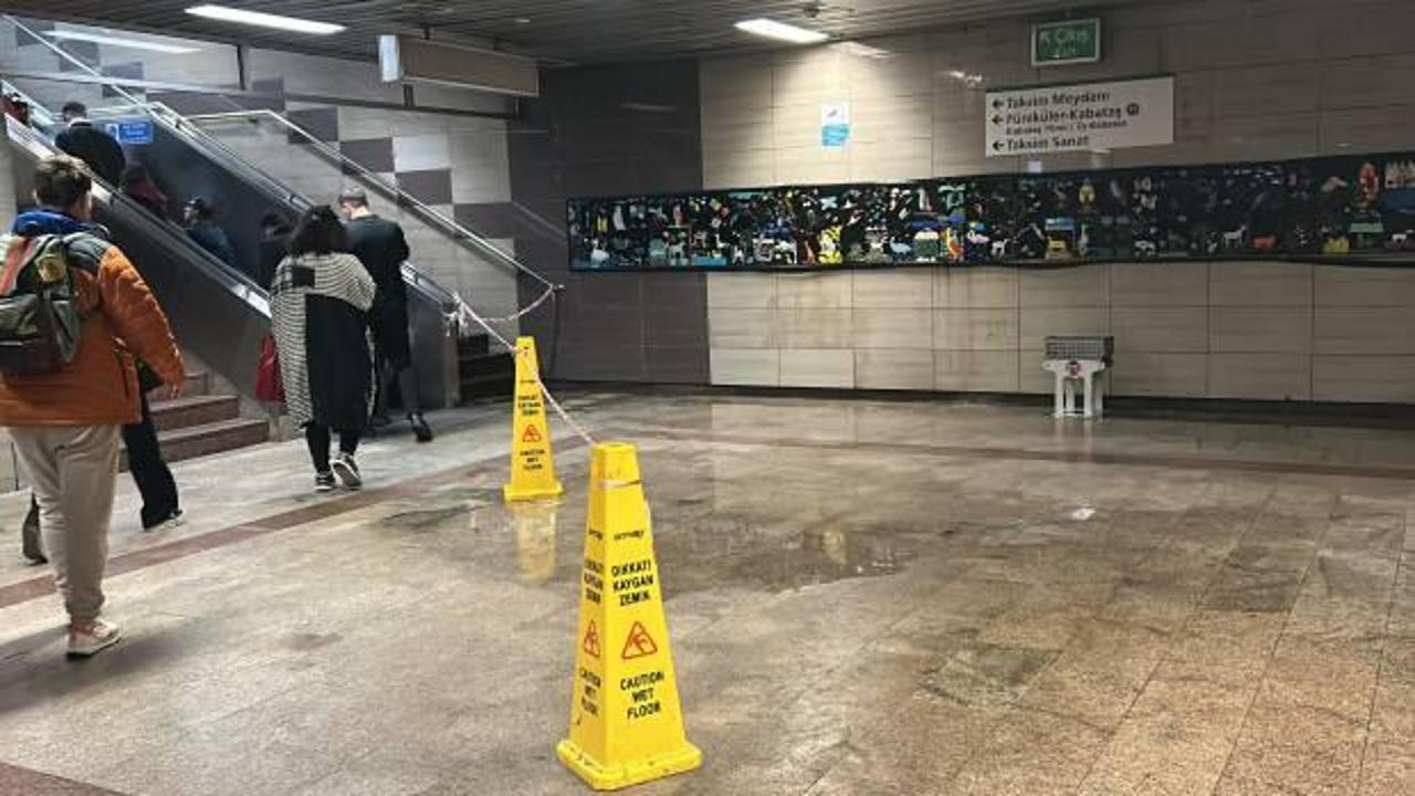 Taksim'de su borusu patladı: Metroyu su bastı
