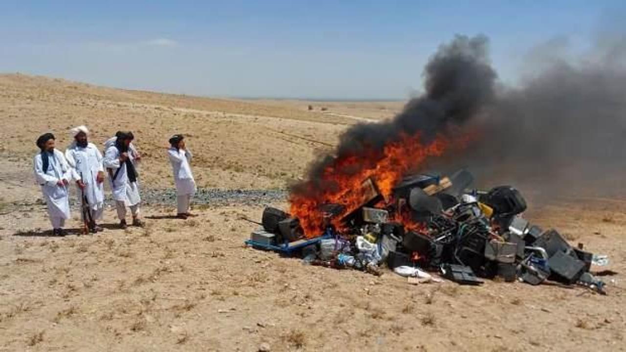 Taliban yönetimi, müzik aletlerini yaktı: İslam'a aykırı