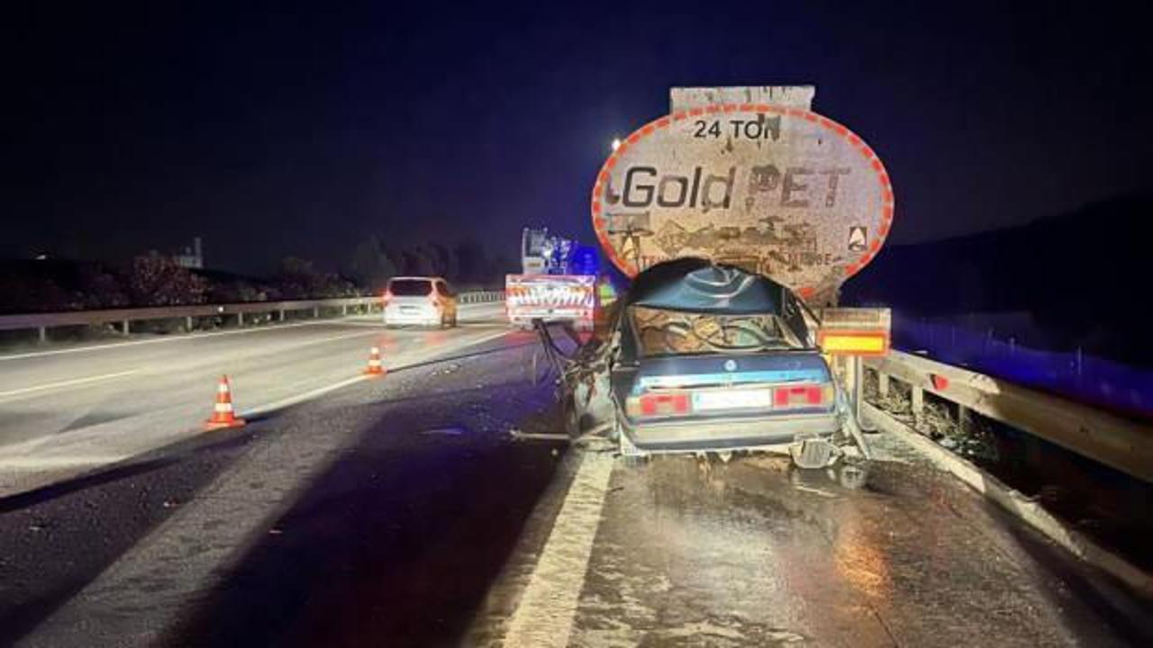 Tankere arkadan çarpan otomobil kağıt gibi ezildi: 3 ölü