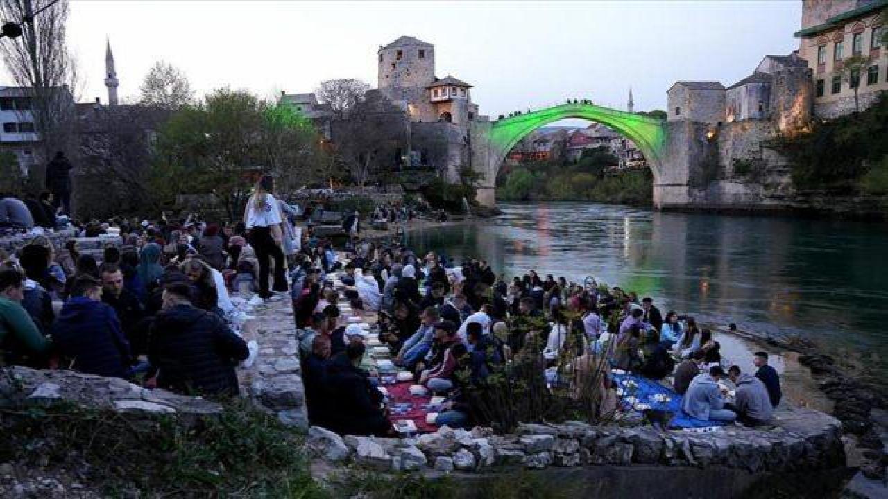 Tarihi Mostar Köprüsü'nün yakınında 1300 kişilik iftar düzenlendi
