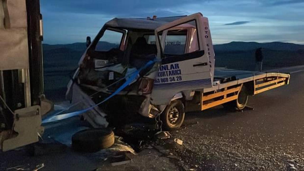 Tarlaya uçan traktöre yardım için duran tır, başka kazaya sebep oldu: 3 yaralı
