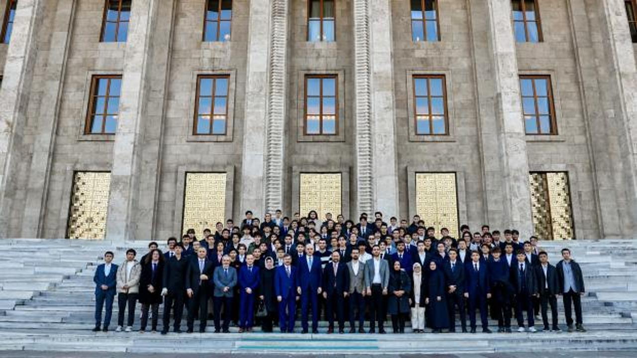 TBMM Başkanı Kurtulmuş, Meclis'i ziyaret eden öğrencilerle bir araya geldi