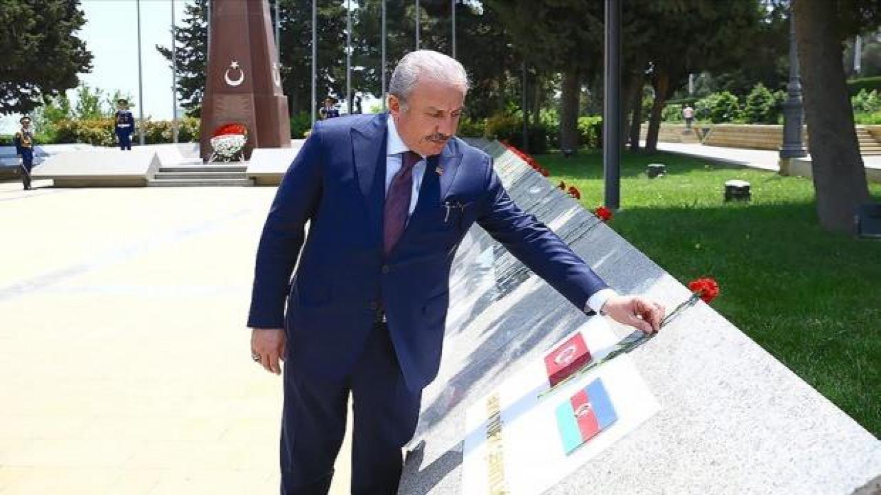 TBMM Başkanı Şentop, Bakü'de şehitlikleri ziyaret etti