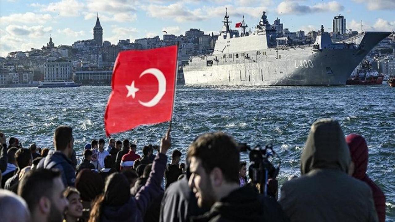 TCG Anadolu, İstanbul Boğazı'ndaki geçişini tamamlayıp Sarayburnu'na döndü
