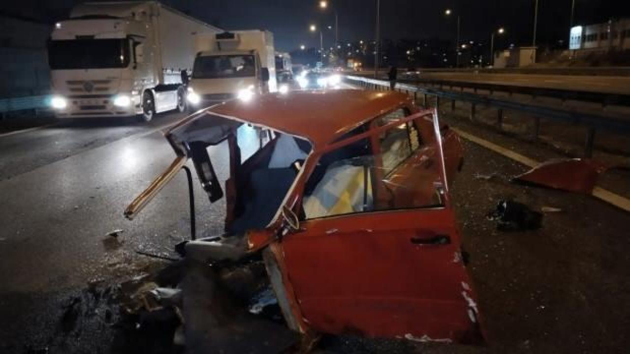 TEM Otoyolunda feci kaza: Araç ikiye bölündü