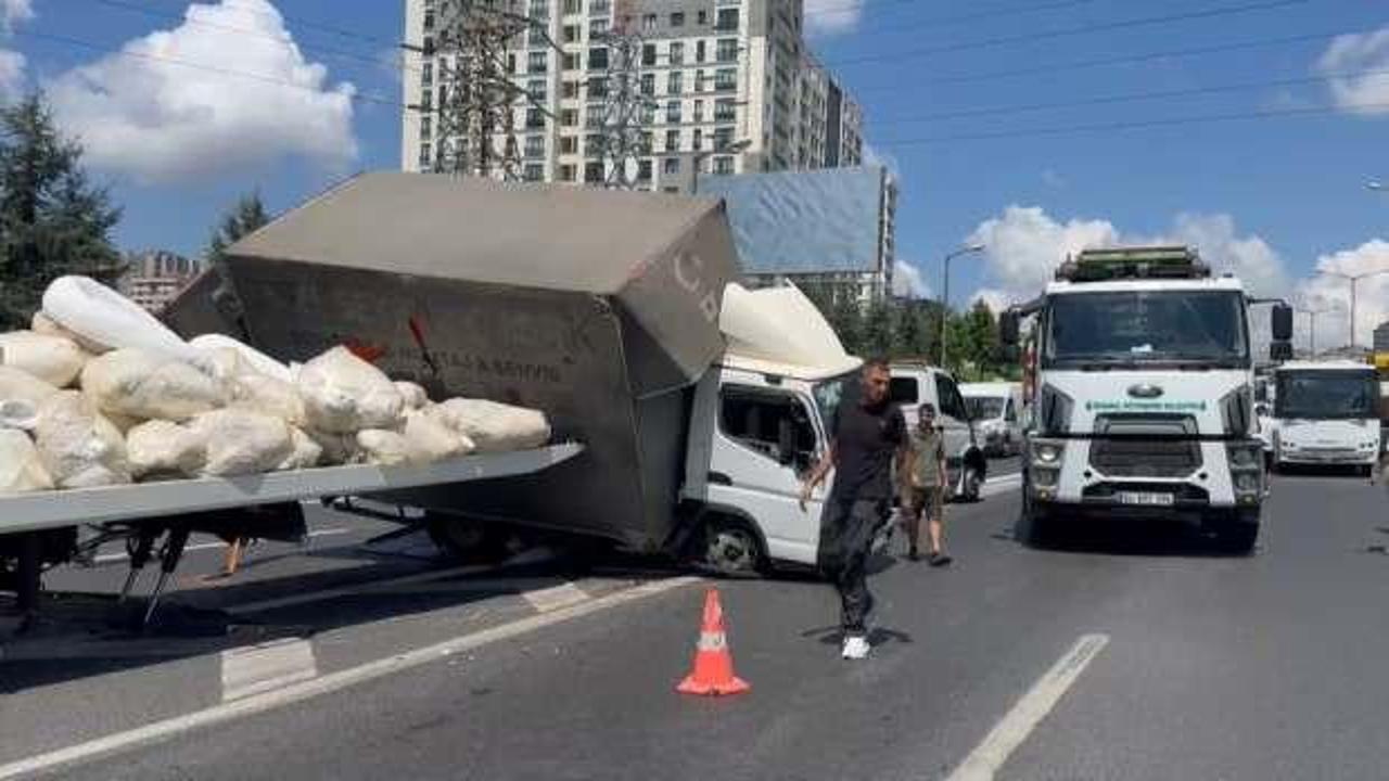 TEM Otoyolu'nda kamyonet devrildi; trafik durma noktasına geldi