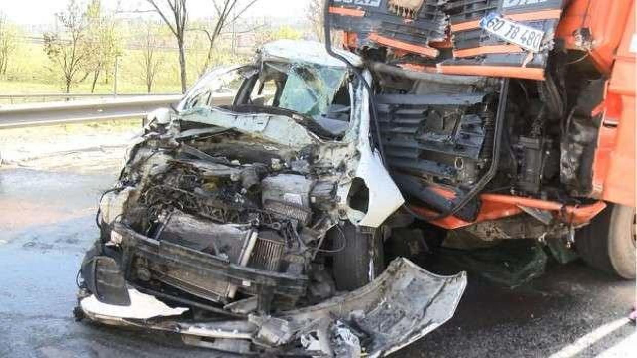 TEM'de 10 araç birbirine girdi, trafik kilitlendi