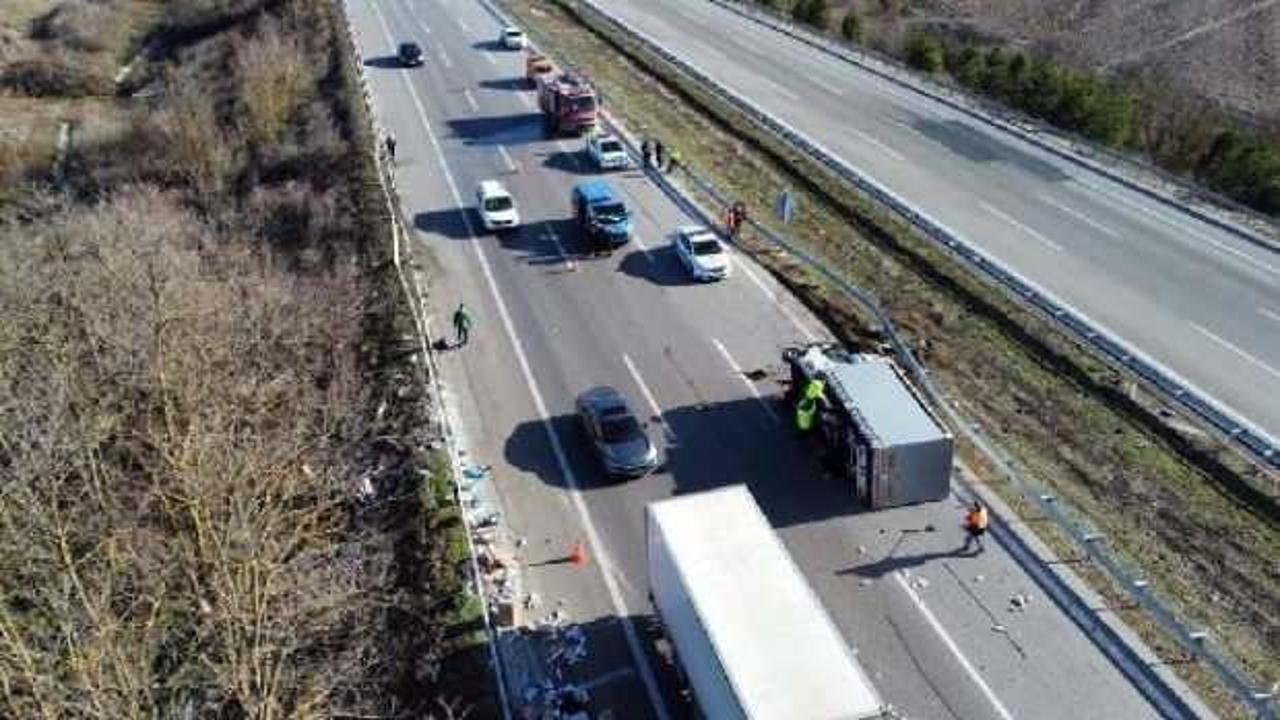 TEM'de 2 kamyonet çarpıştı; 1 sürücü yaralı