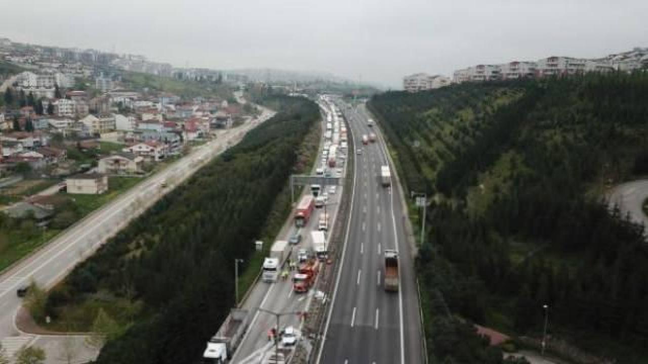 TEM'de kamyon, otomobile çarptı; uzun araç kuyrukları oluştu