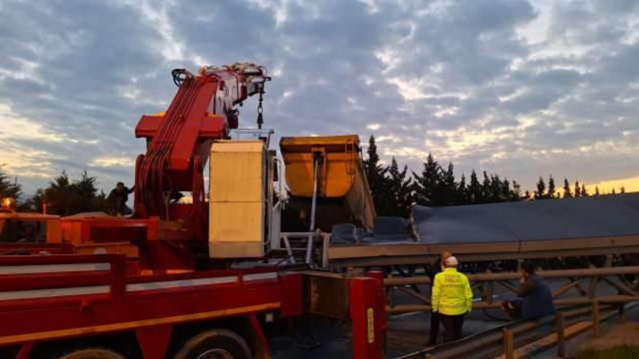 TEM'de TIR'ın açılan damperi tabelaya çarptı; Ankara yönü ulaşıma kapandı