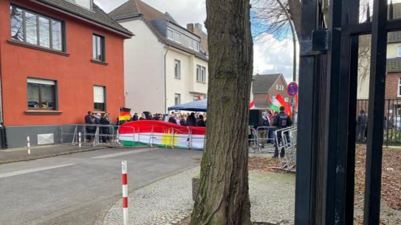 Terör örgütü PKK yandaşları Türk konsoloslukları önünde gösteriler düzenliyor