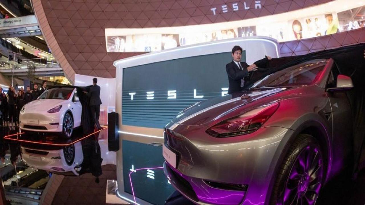 Tesla fiyatlarını düşürdü