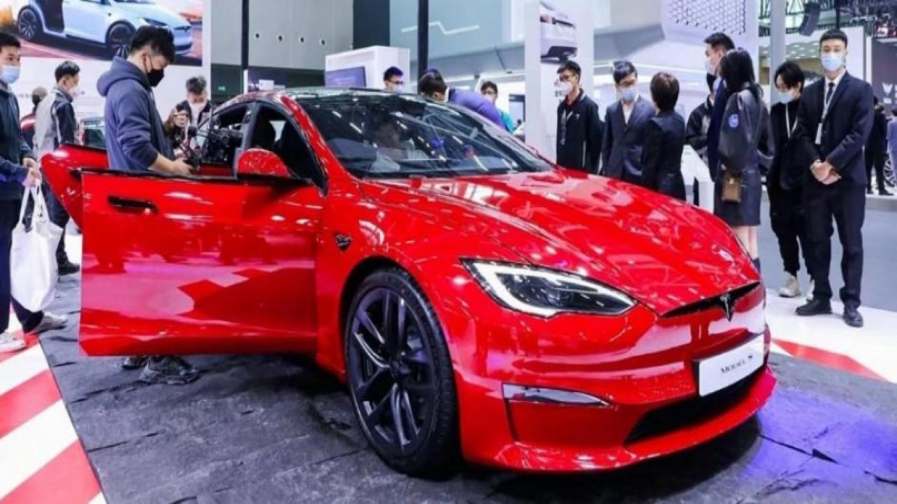 Tesla yine fiyat indirdi