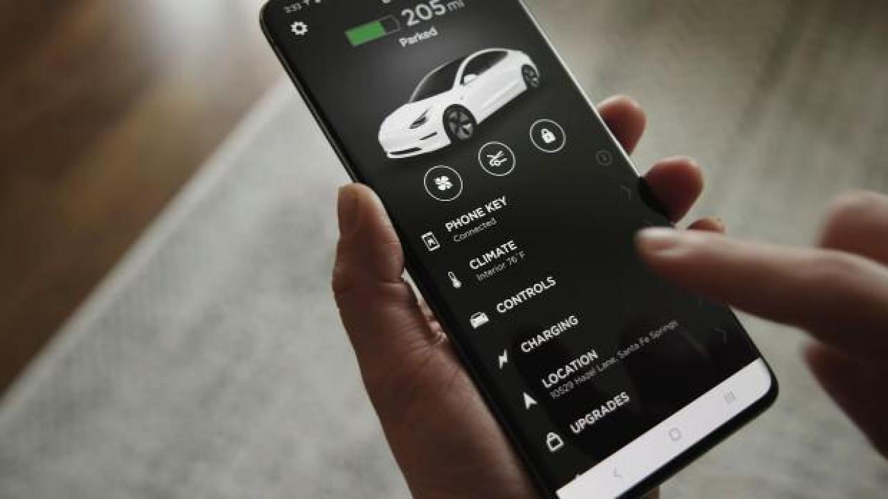 Tesla'nın güncellenen uygulaması ile otomobildeki sorunlar otomatik tespit edilebiliyor