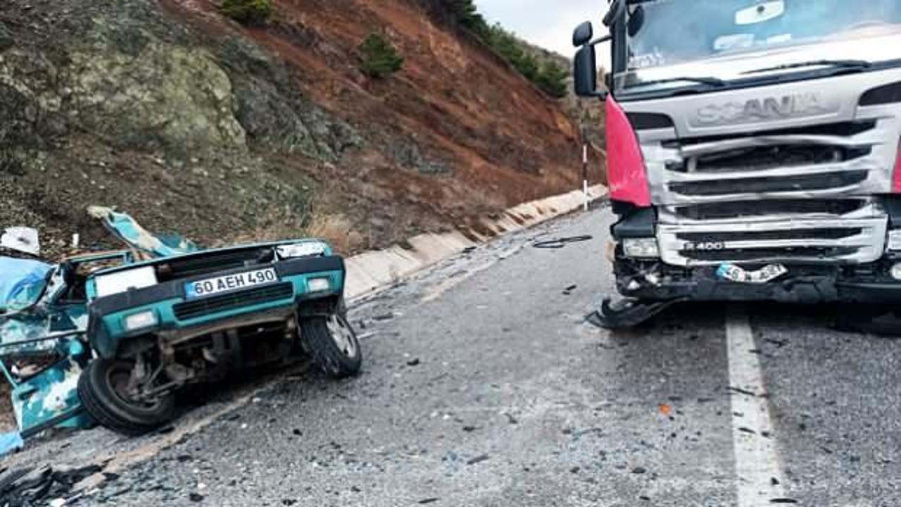 Tokat'ta feci kaza! Tır ile otomobil kafa kafaya çarpıştı: 2 ölü, 1 yaralı