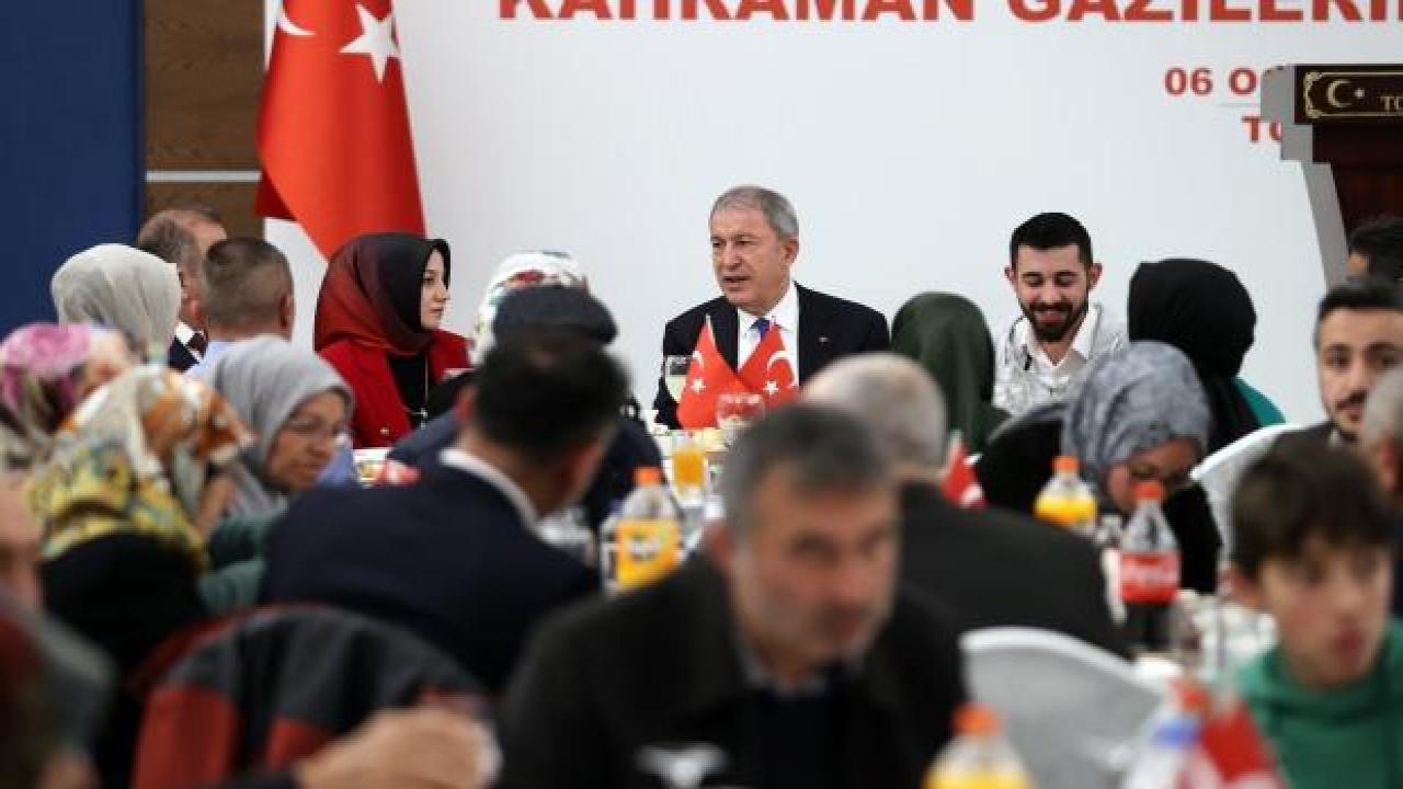 Tokat'ta şehit aileleriyle buluşan Bakan Akar'dan 'Terörle mücadele karalılık' mesajı!