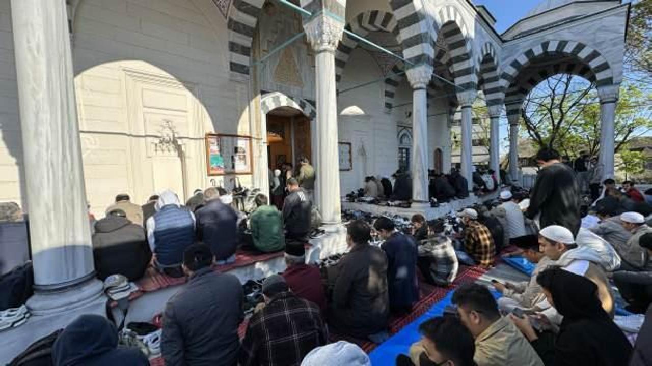 Tokyo Camisi'nde bayram namazı kılındı
