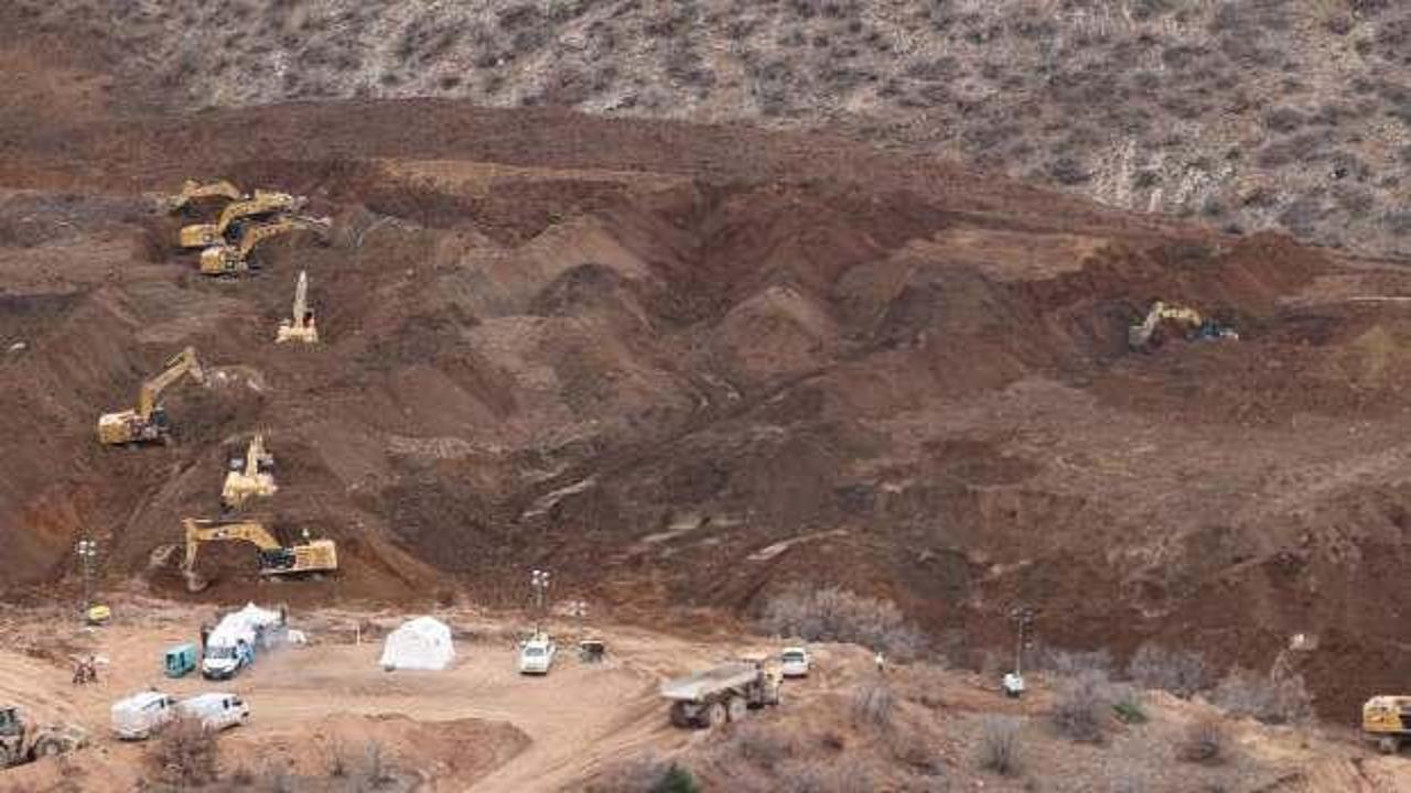 Toprak altında kalan son 5 işçinin de cenazesine ulaşıldı
