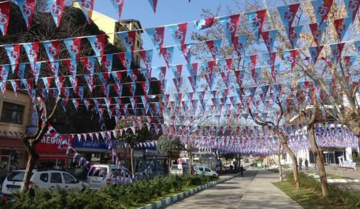 Trabzon bordo-maviye büründü