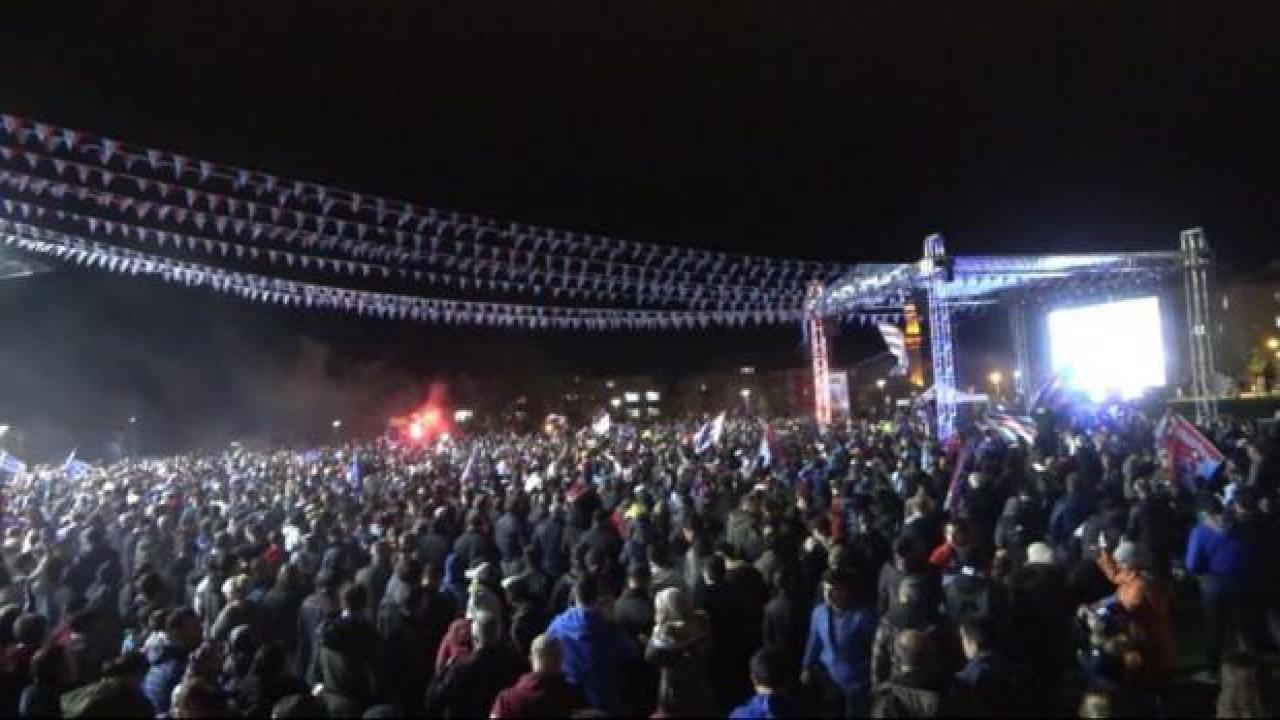 Trabzon'da şehir meydanı dodu taştı!