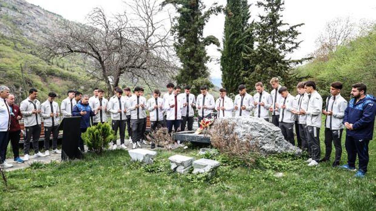Trabzonspor 19 Yaş Altı Takımı, Sümer ve Özyazıcı'nın kabirlerini ziyaret etti