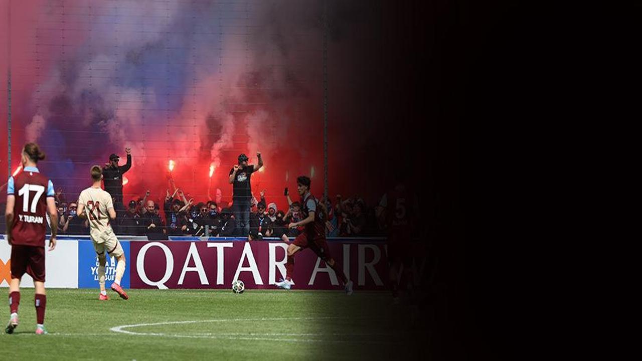 Trabzonspor Avrupa'da ilki başardı! Maç sonu taraftarlar sahaya akın etti