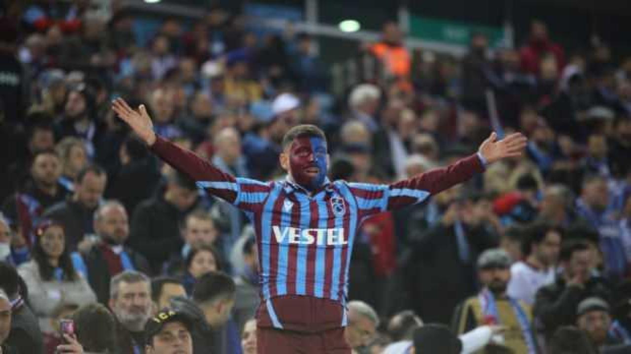 Trabzonsporlu taraftarlar tarihi günde tribünleri doldurdu
