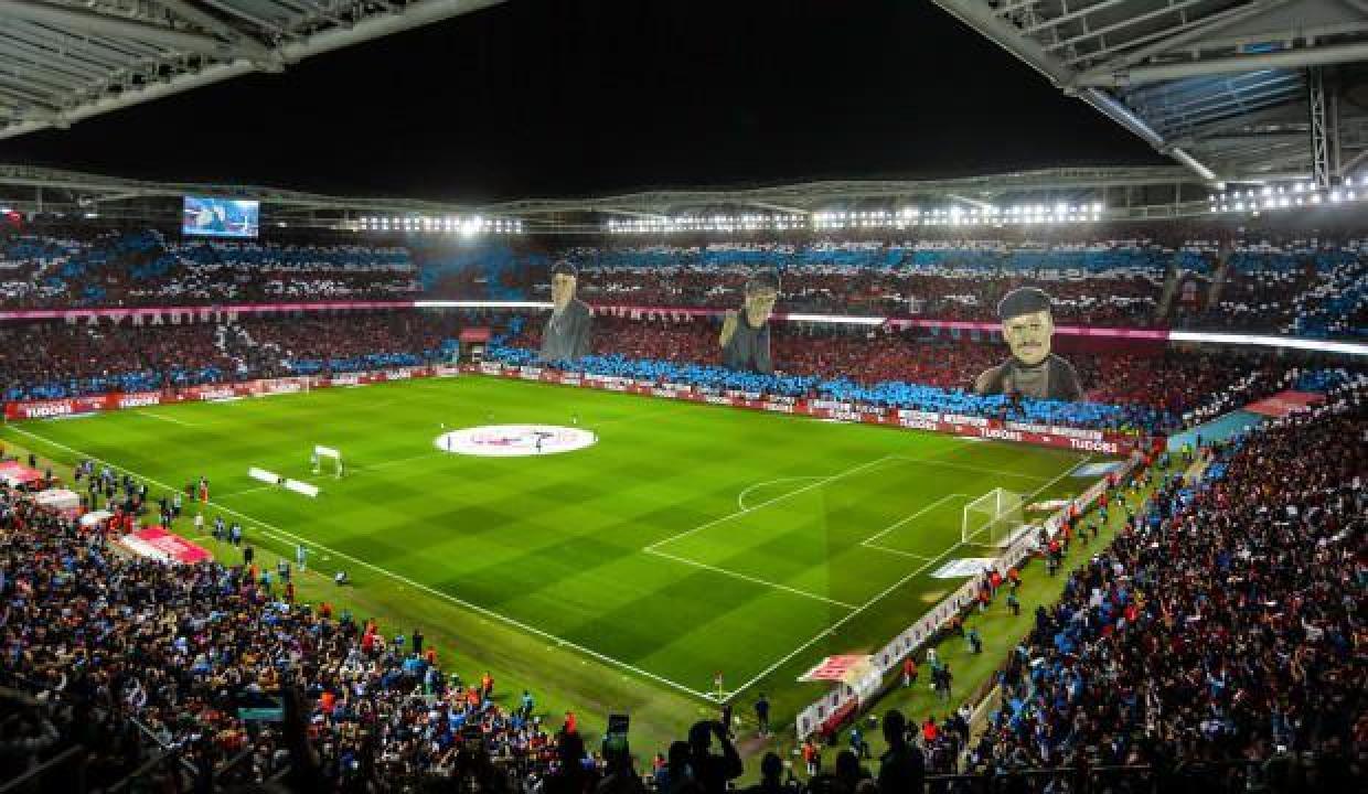 Trabzonsporlu taraftarlardan görsel şov