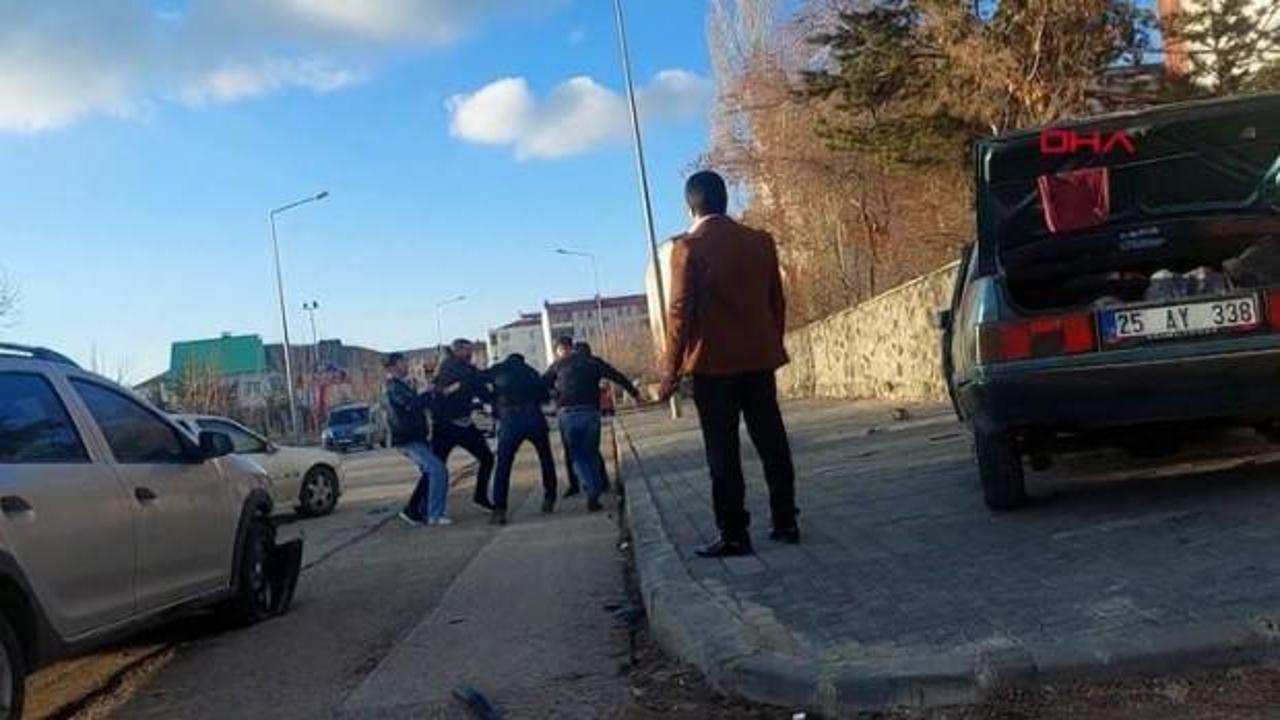 Trafikte dehşet! Oğlu arabayla çarptı, kendisi sopayla saldırdı