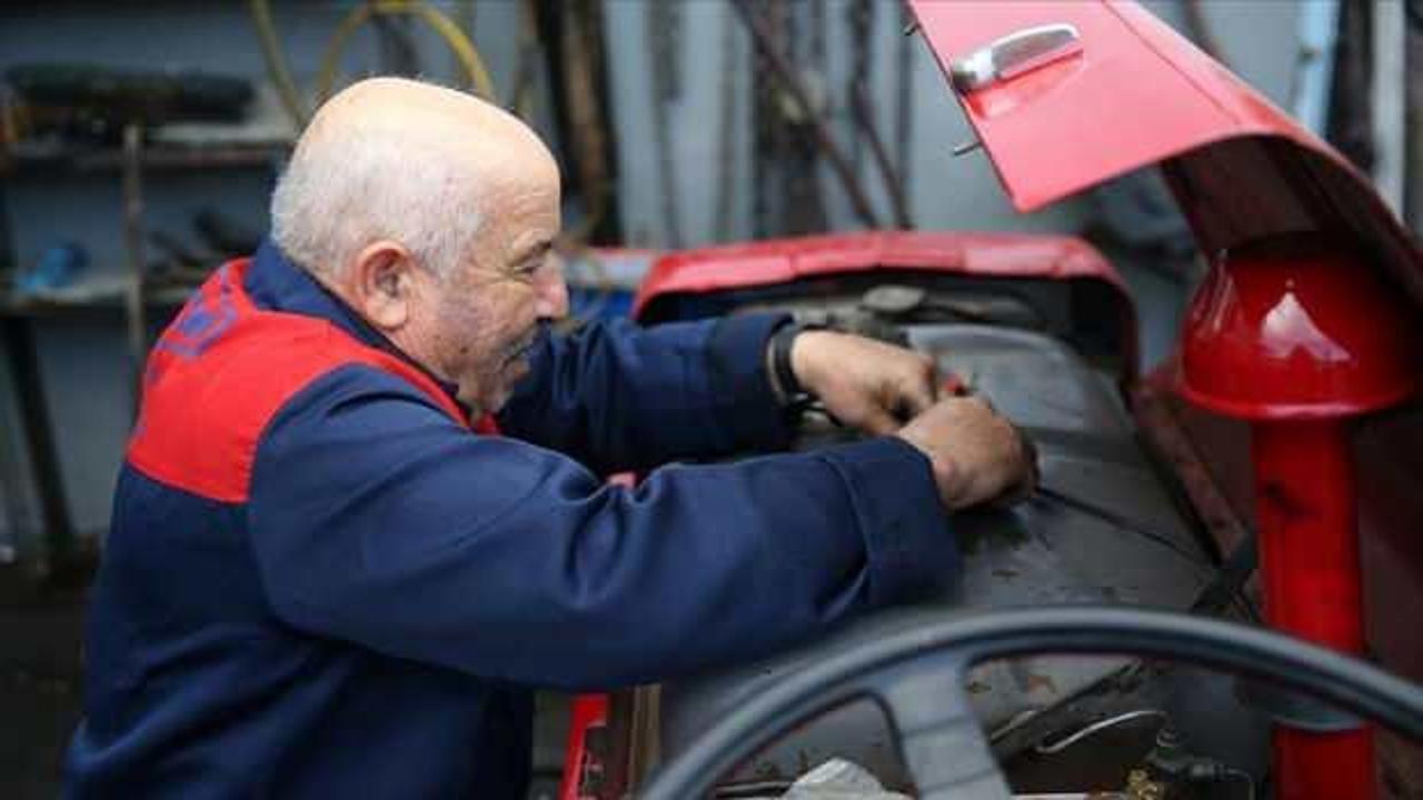 Traktör ustası mesleğini 56 yıldır titizlikle yapıyor