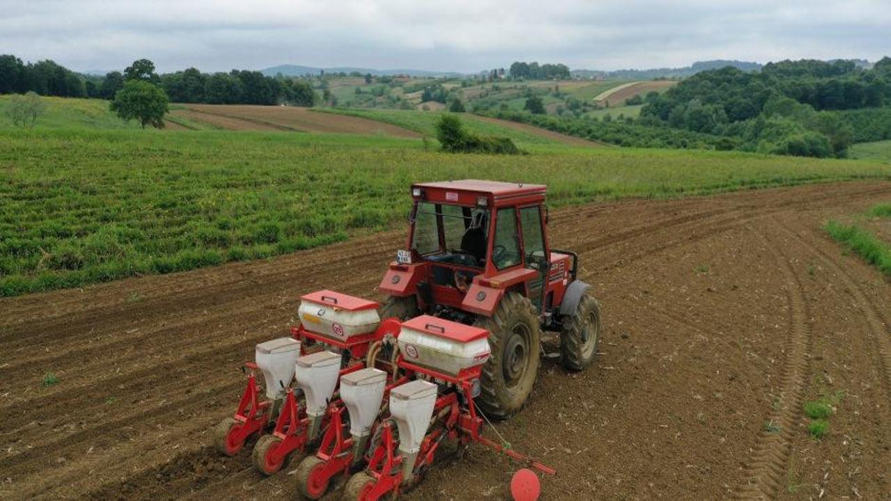 Traktörünün deposunu dolduran tarlasına koşuyor