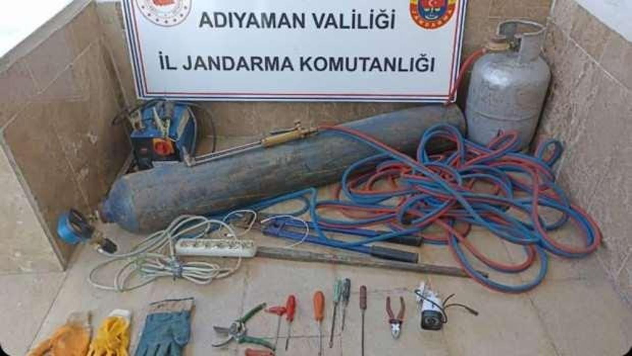 Tren raylarını çalmaya çalışırken yakalandılar