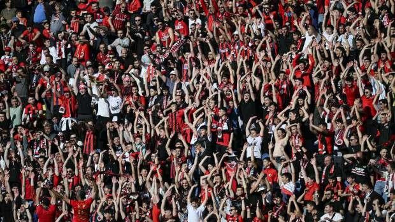 Tribünde yaşananlar kritik maçın önüne geçti: Herkes pür dikkat oraya baktı